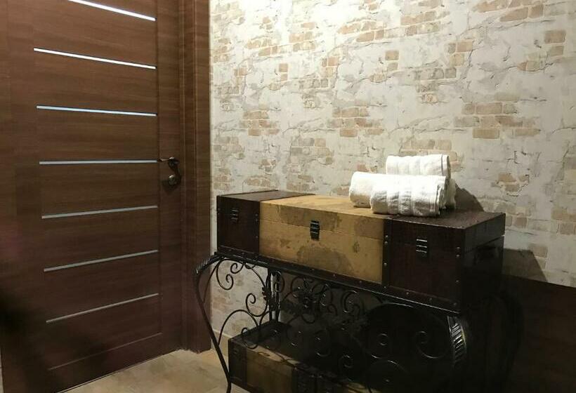 اتاق خانوادگی, Budget Family