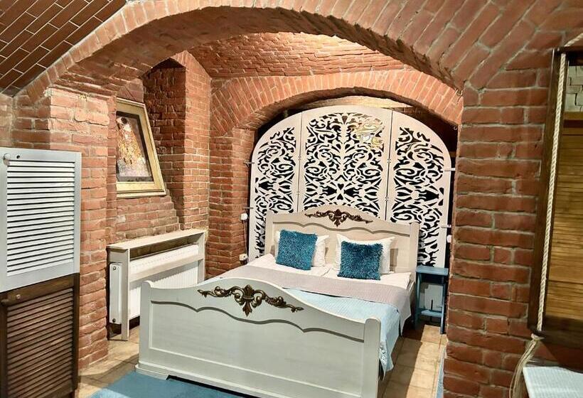 اتاق خانوادگی, Budget Family