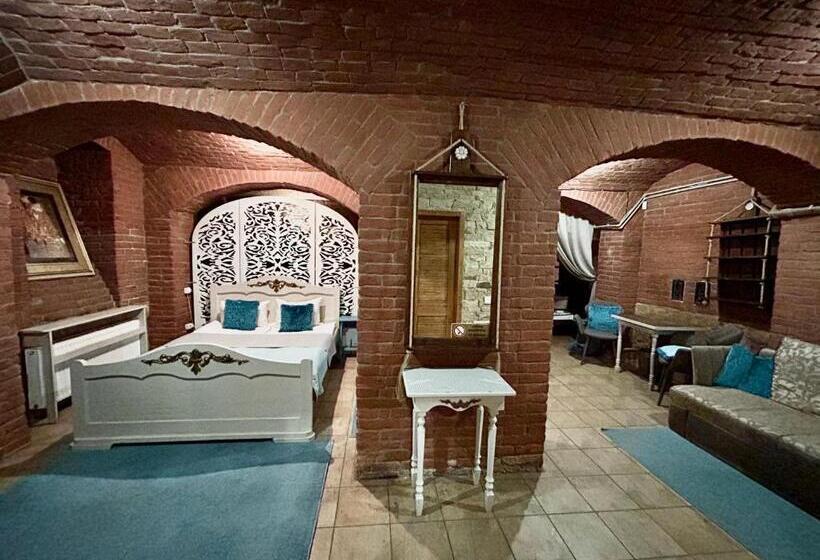 اتاق خانوادگی, Budget Family