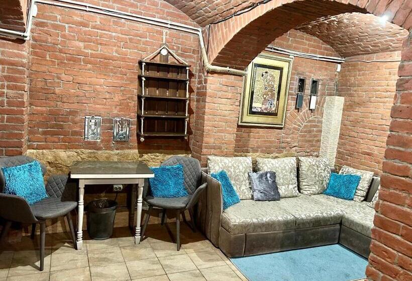 اتاق خانوادگی, Budget Family