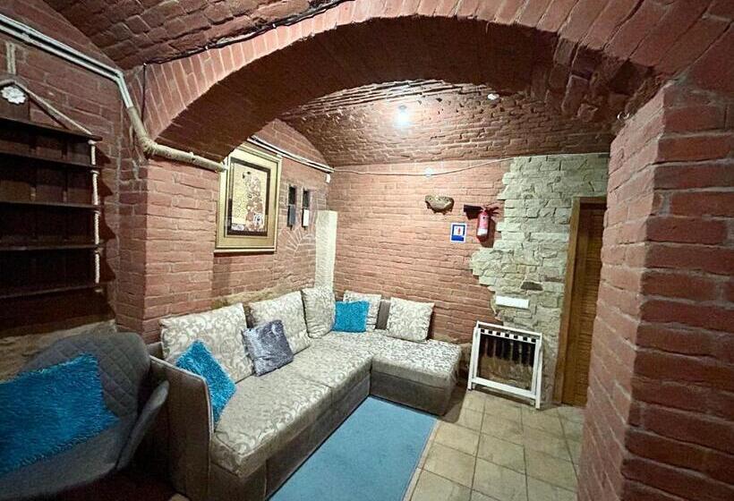 اتاق خانوادگی, Budget Family