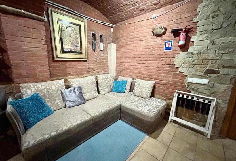 اتاق خانوادگی, Budget Family