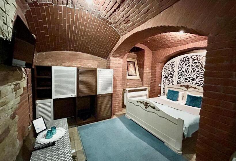 اتاق خانوادگی, Budget Family