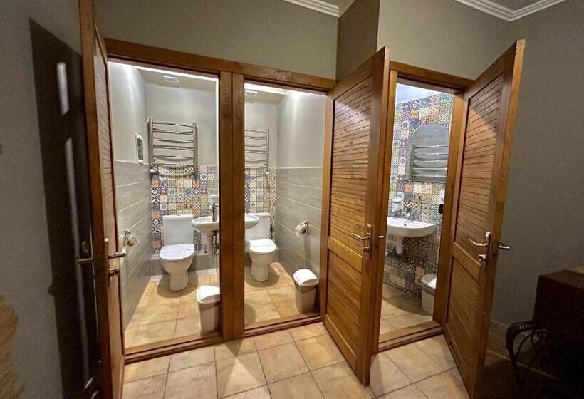 اتاق خانوادگی, Budget Family