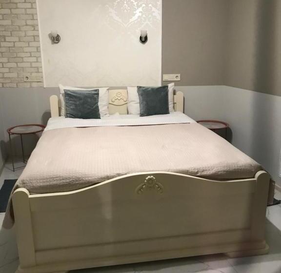 اتاق استاندارد با سرویس بهداشتی مشترک, Budget Family