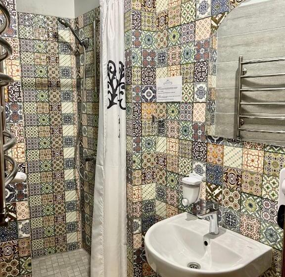 اتاق خانوادگی, Budget Family