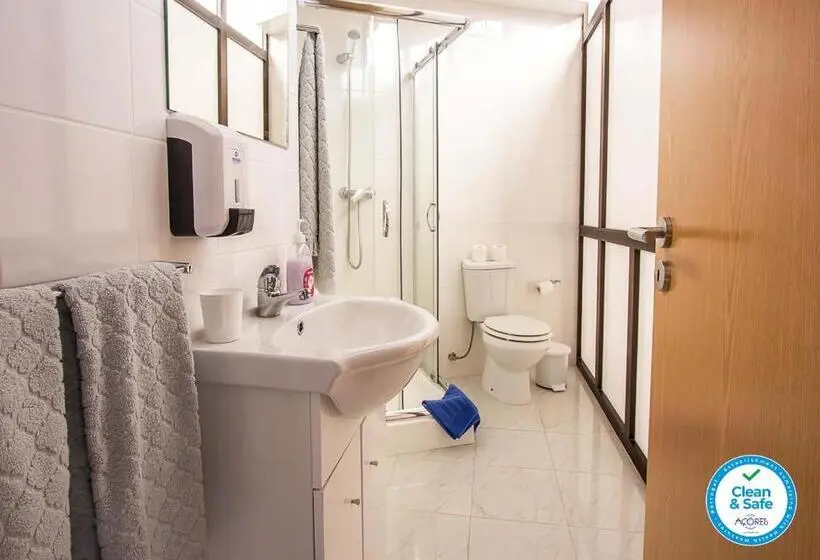 اتاق استاندارد با سرویس بهداشتی مشترک, Central House