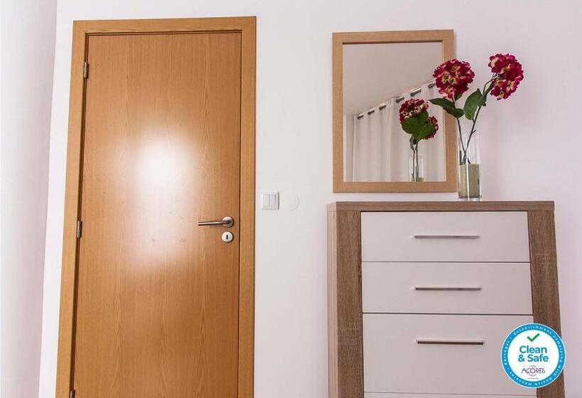 اتاق استاندارد سه نفره, Central House