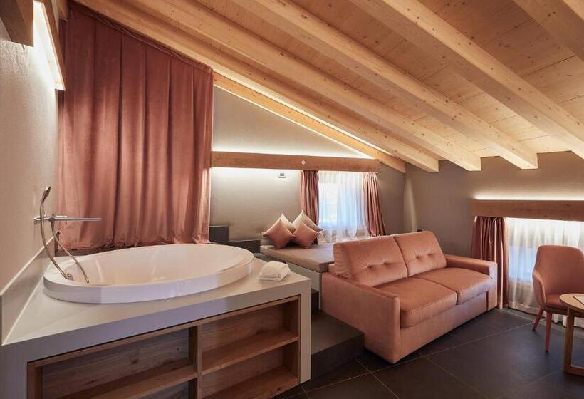 جناح مطلّ علي الجبل, Dimora Degli Dei