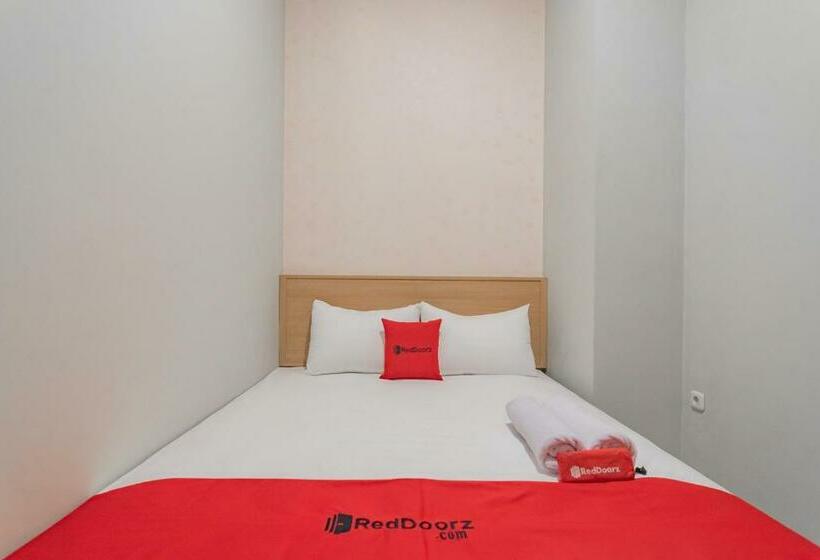 Номер Стандарт, Reddoorz Plus @ Karapitan Street