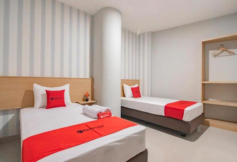 Номер Стандарт, Reddoorz Plus @ Karapitan Street