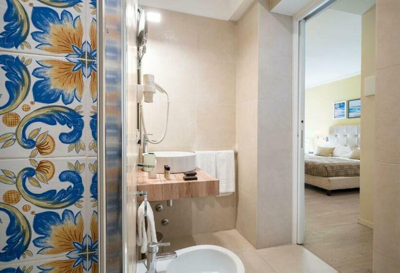 اتاق استاندارد چهارنفره با چشم‌انداز جانبی دریا, Rivage Taormina