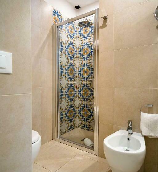 اتاق استاندارد چهارنفره با چشم‌انداز جانبی دریا, Rivage Taormina