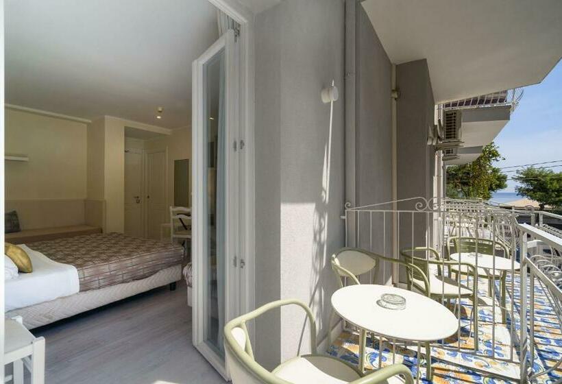 اتاق استاندارد چهارنفره با چشم‌انداز جانبی دریا, Rivage Taormina