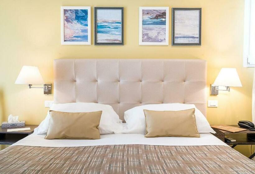 اتاق استاندارد چهارنفره با چشم‌انداز جانبی دریا, Rivage Taormina