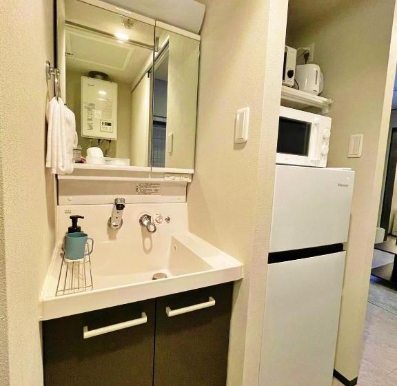 חדר קומפורט לשלושה, Glass Shiseikan