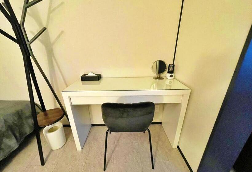 חדר קומפורט לשלושה, Glass Shiseikan