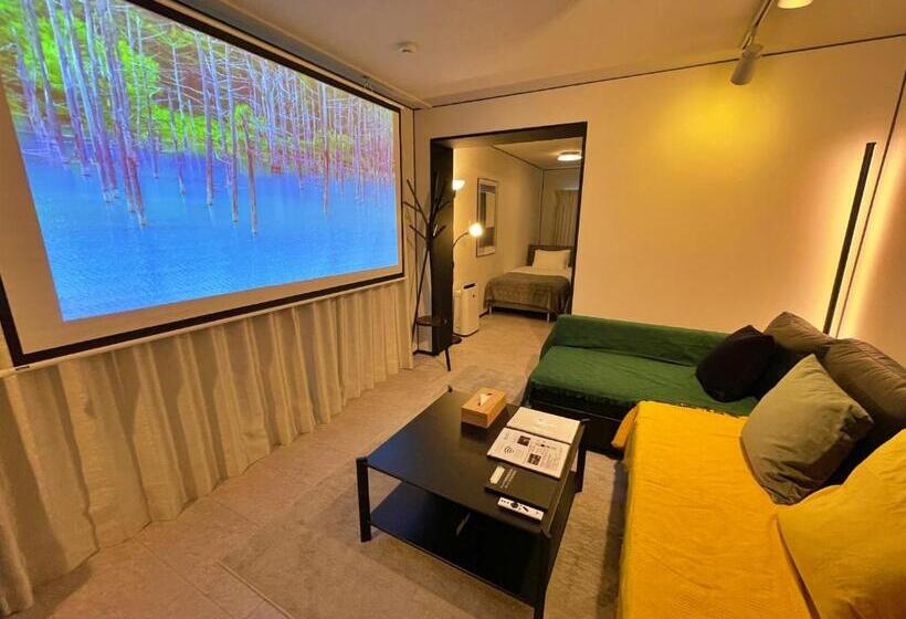 חדר קומפורט לשלושה, Glass Shiseikan