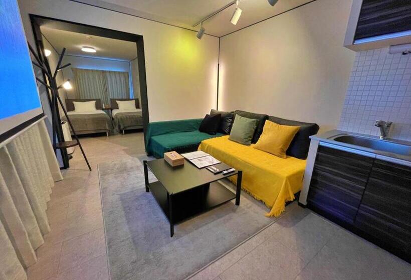 חדר קומפורט לשלושה, Glass Shiseikan