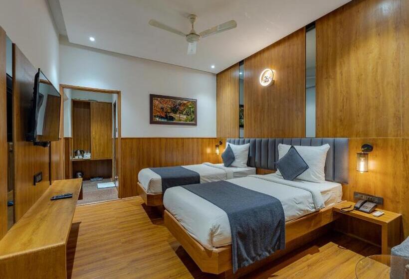 מיטת קינג בסוויטה, Surya Executive 3 Star