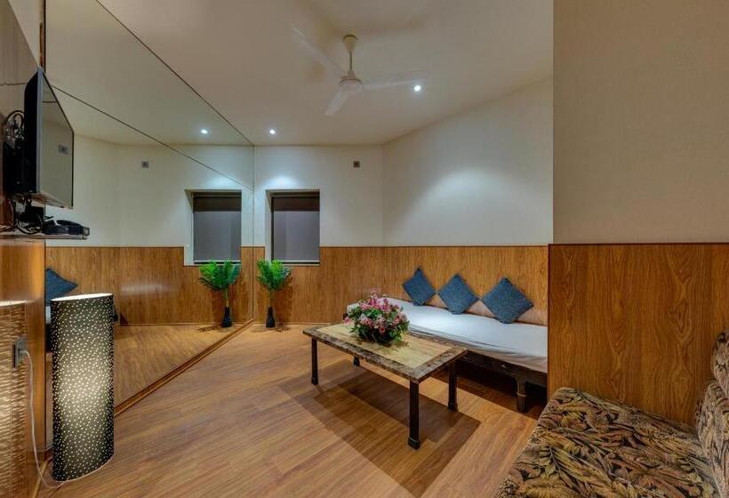 מיטת קינג בסוויטה, Surya Executive 3 Star