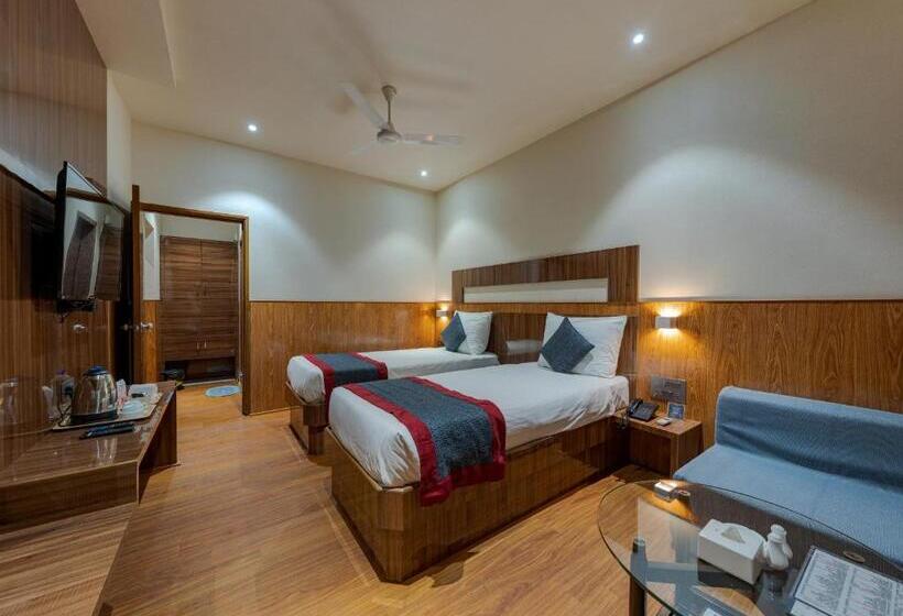 מיטת קינג בסוויטה, Surya Executive 3 Star