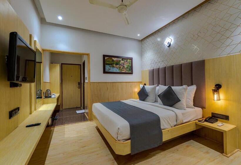 מיטת קינג בסוויטה, Surya Executive 3 Star