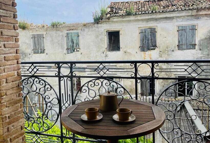 주니어 스위트, Acropol