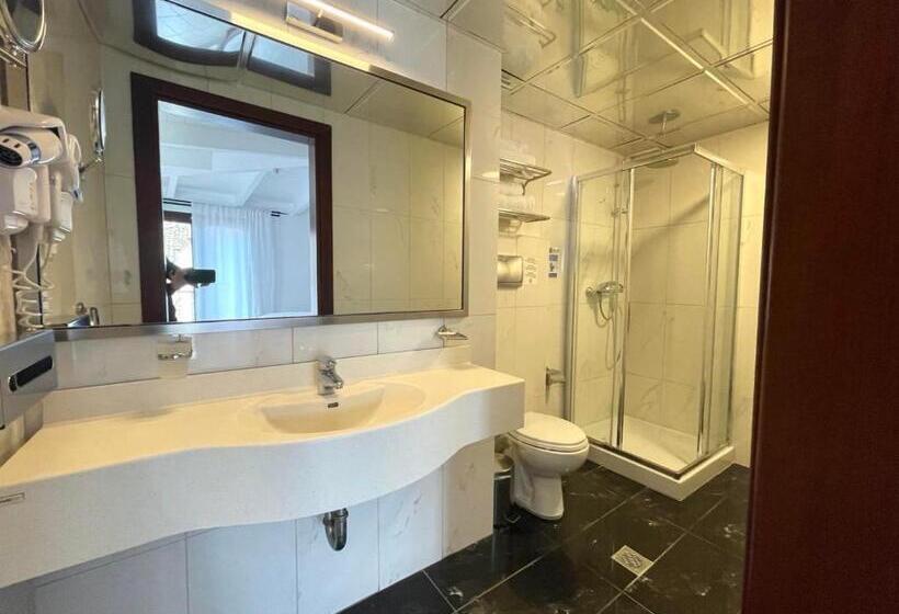 주니어 스위트, Acropol