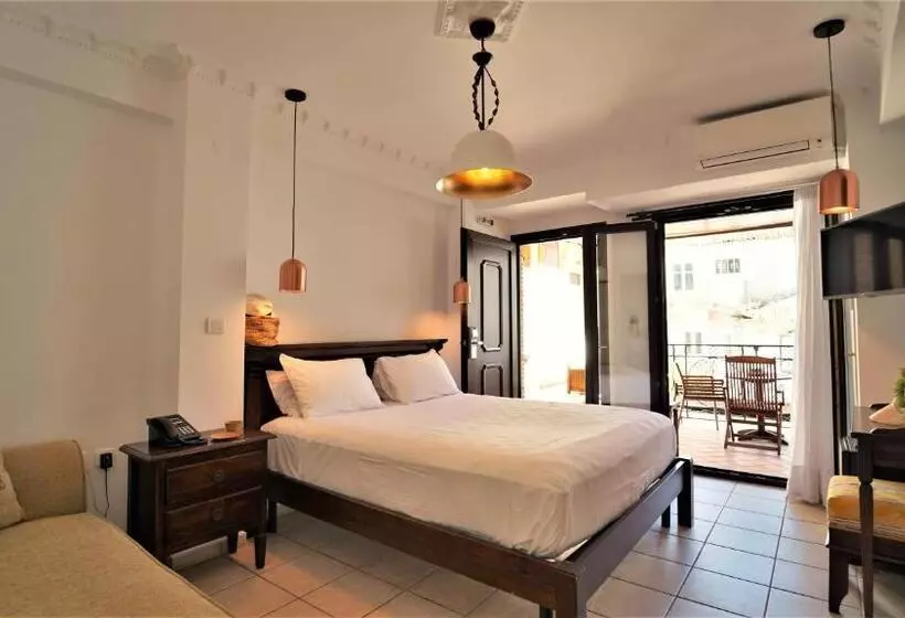 اتاق استاندارد سه نفره, Acropol