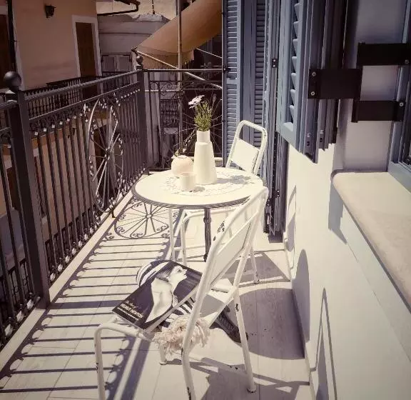 سوئیت با بالکن, Acropol