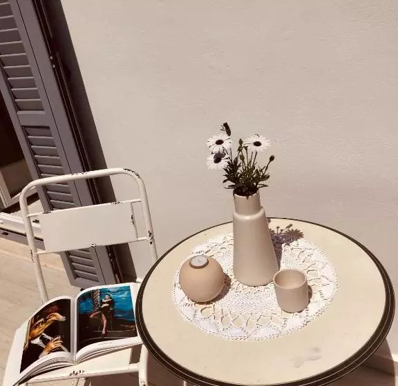 سوئیت با بالکن, Acropol