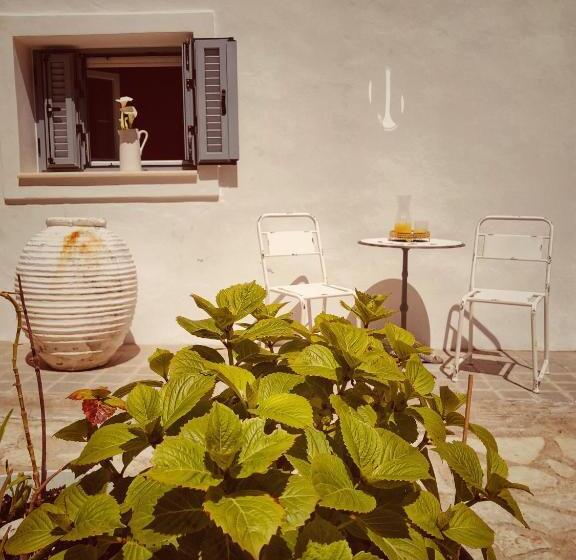 이코노미 룸, Acropol