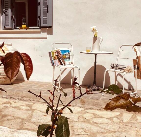 이코노미 룸, Acropol