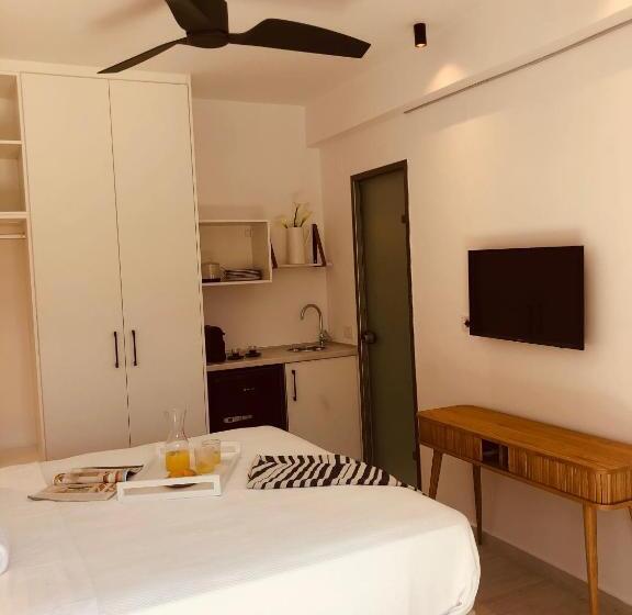 이코노미 룸, Acropol