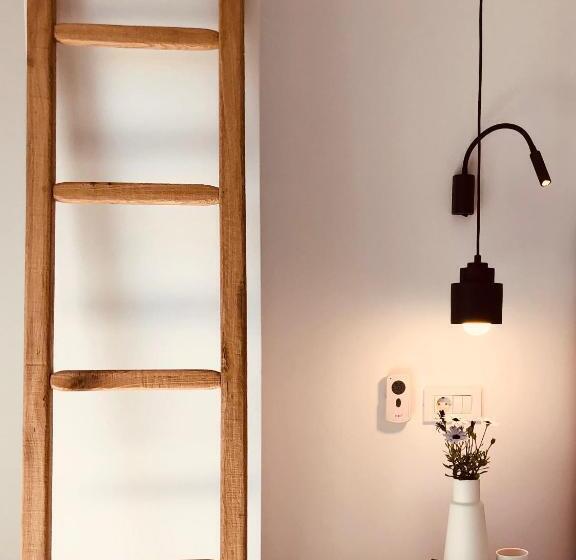 이코노미 룸, Acropol