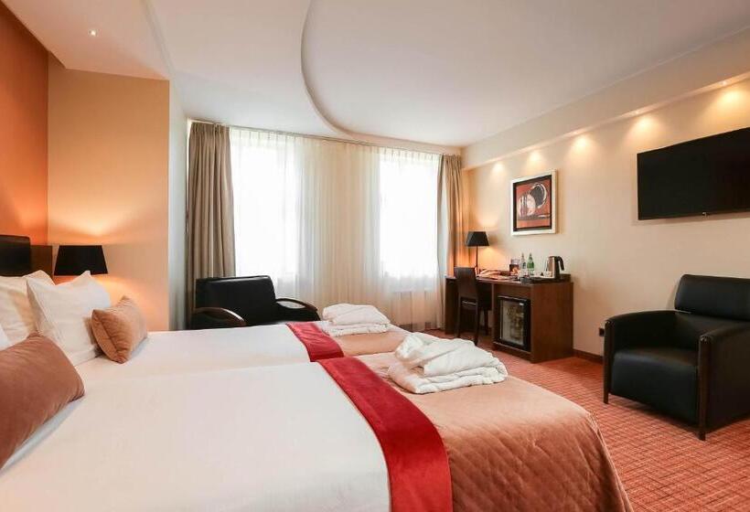 سوییت جونیور, Avalon Hotel & Conferences