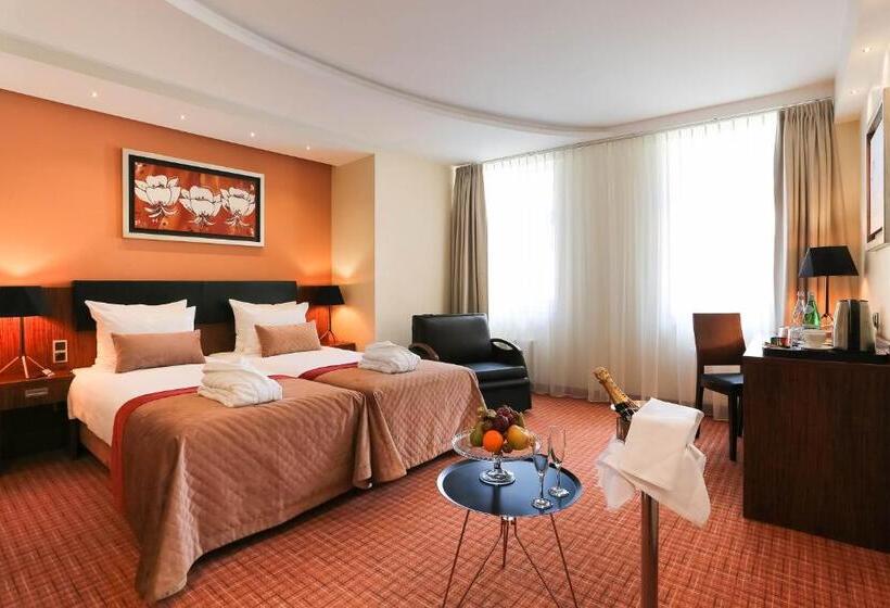 سوییت جونیور, Avalon Hotel & Conferences