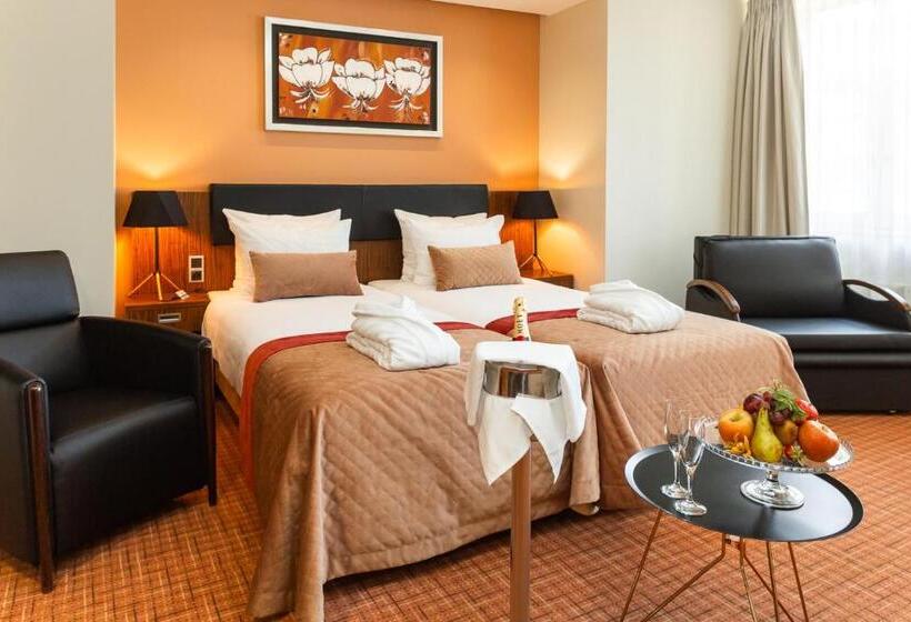 سوییت جونیور, Avalon Hotel & Conferences