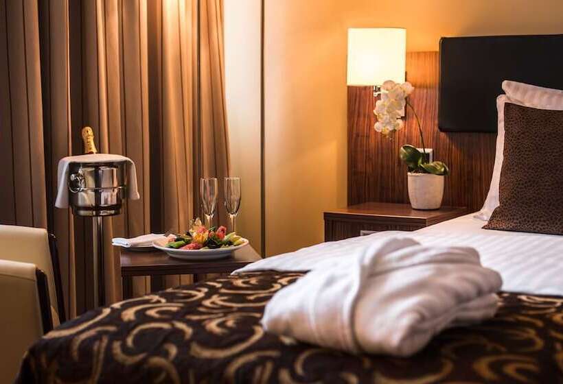 سوییت جونیور, Avalon Hotel & Conferences