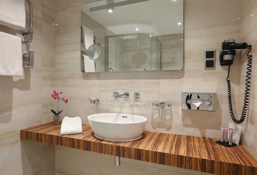 سوییت جونیور, Avalon Hotel & Conferences