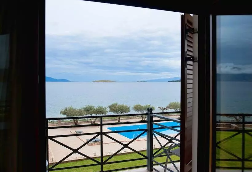 Camera Tripla Standard, Europa Beach