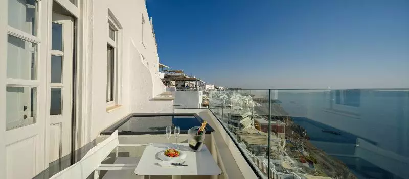 Juniorsviitti Näkymä, Nefeles Luxury Suites