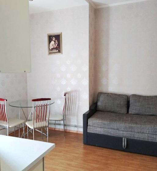 اتاق خانوادگی, Zirka