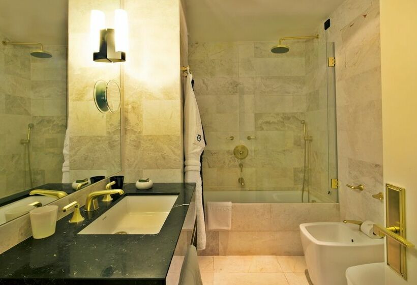 اتاق کلاسیک, Altis Avenida