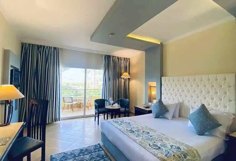 اتاق سوپریور با چشمانداز استخر, Amwaj Oyoun Resort & Casino