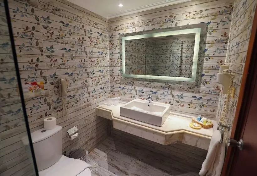 اتاق سوپریور با چشمانداز استخر, Amwaj Oyoun Resort & Casino