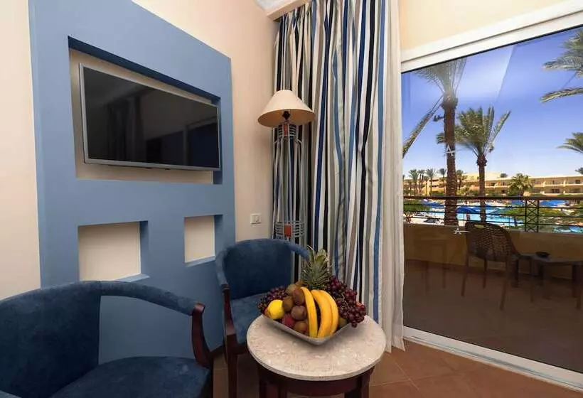اتاق سوپریور با چشمانداز استخر, Amwaj Oyoun Resort & Casino