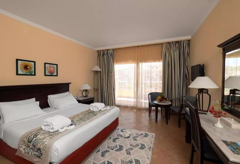 اتاق سوپریور با چشمانداز باغ, Amwaj Oyoun Resort & Casino