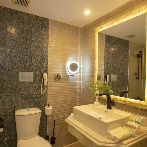 اتاق سوپریور با چشمانداز استخر, Amwaj Oyoun Resort & Casino